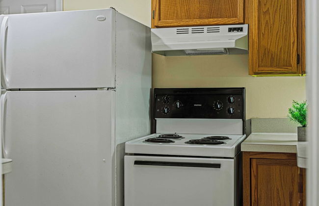 Frolic on Fern by Avantstay Enclosed Deck w/ Forest Views, Bar - Photo 32