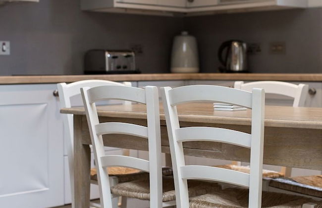 JOIVY Stunning 3 Bed Lodge With Gardens At Gilmerton House - Photo 10