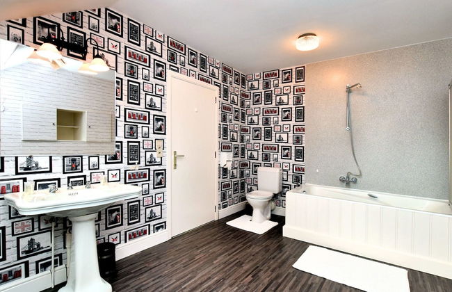 Magnificent Luxury Chateau in Vast Garden with Sauna & Hot Tubs - Photo 39