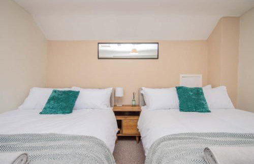 Central Townhouse Wolverhampton - Sleeps 8 - Ideal for Contractors & Families - Foto 19