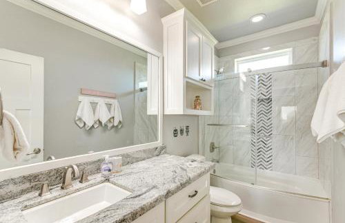 Walk to Shore Crystal Beach Escape with Deck and Bar! - Foto 17