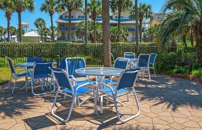 Spacious 2BR Condo w/ Partial Gulf Views, Pool, Across the Street From Beach! - Foto 55