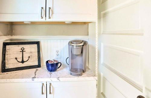 Chic Cottage with Private Yard Steps to Beach! - Foto 11