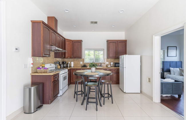 Elegant Retreat Modern Comforts, Prime Location - Photo 21