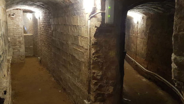 Marchez dans les couloirs de l'abri