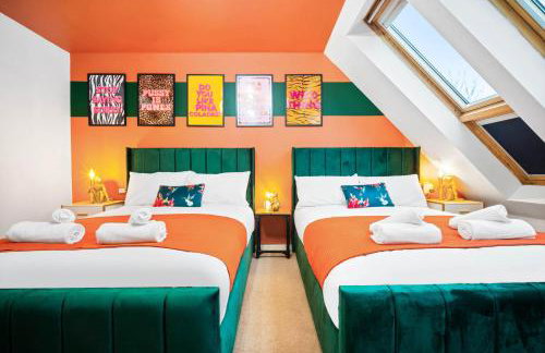 Stylish Manchester 4 Bed House with Garden - 4 Doubles Beds & 1 Single Bed - Sleeps 9 - Salford - FREE PARKING - SMART TVs in every bedroom - FREE NETFLIX - 6 min to City Centre, Close to Trafford Centre, Etihad Stadium, Manchester Arena, Clubs & more - Foto 17