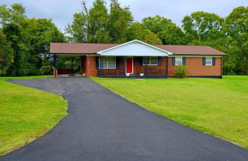 Spacious Pet Friendly Home - Photo 1