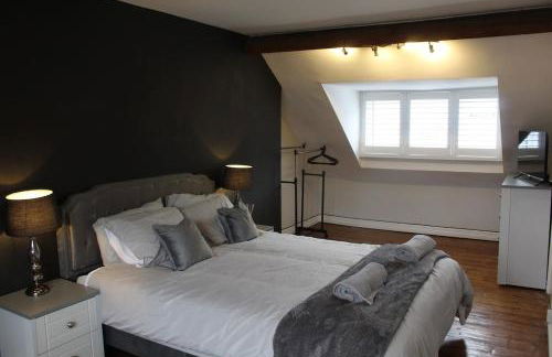 Charming 4-Bed in Llangollen - Photo 4