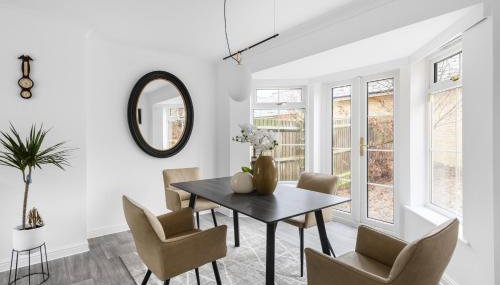 Luxurious 3 Bed House with Free Parking, Sky TV, Movies & Netflix - Foto 5