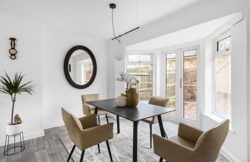 Luxurious 3 Bed House with Free Parking, Sky TV, Movies & Netflix - Foto 5