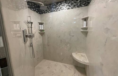 Secluded Luxe 5BR Estate| Pool, Wineries, Near ND - Foto 48