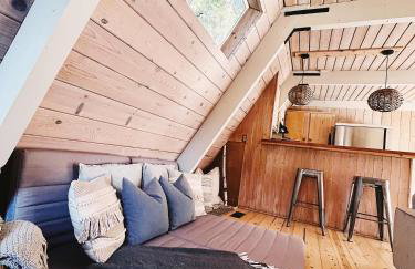 Clarity Cabin A-Frame Sanctuary w Hot Tub Fireplace Grill AC Hammock Chairs Fire Pit Pets OK - Foto 24