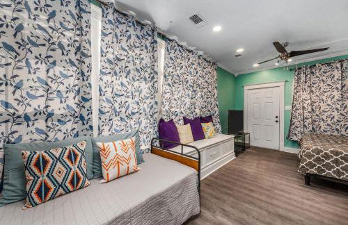 Comfy Studio with King Bed & Full Kitchen - Near Attractions - Foto 8