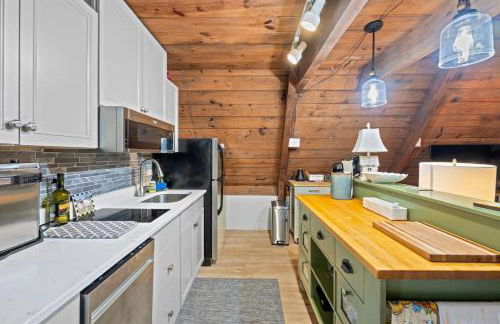 A-Frame with VIEWS - Walk to Downtown and Park - Pets OK - Foto 52