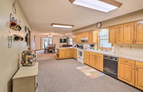 Kayaks and Boat Dock Waterfront Home in Grove - Foto 12