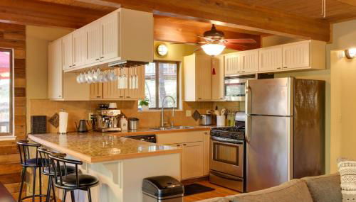 Spacious Groveland Cabin with Wraparound Deck! - Foto 2