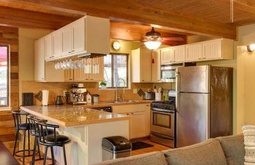 Spacious Groveland Cabin with Wraparound Deck! - Foto 2