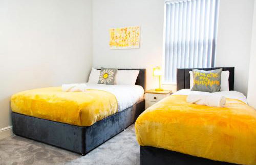 4 Bedrooms Spacious House With 2 Bathrooms Free Parking - sleeps up to 10 guests - Foto 28