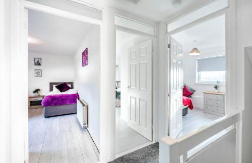 Balloch House -Spacious 3 bed house with on street parking - Photo 12