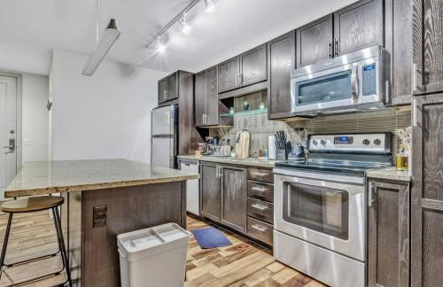 Luxury Apt King Bed+Indoor Parking+ Pool+Gym+2TV's - Foto 14