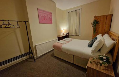 4 bed rooms 5 double beds holidays house near train station - Foto 17