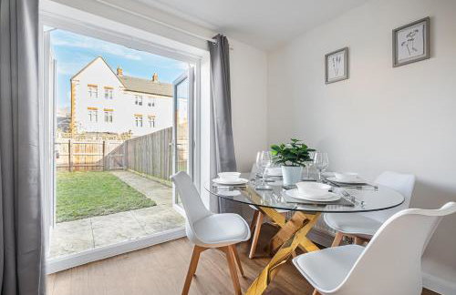 Our latest stunning property by Our Home Short Stays free parking super fast WiFi large back garden and crisp hotel white linen - Foto 18