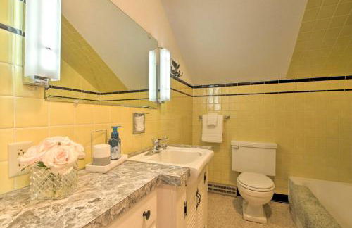 Cozy Postville Retreat with Fireplaces and Yard! - Foto 22