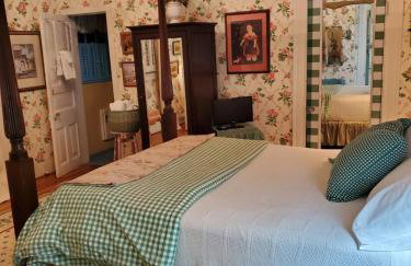 4BR 3 BA HUGE, Balcony, Cemetery, Streetcar sleeps 8! - Photo 6