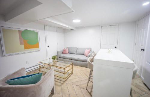 Retro 2 bedroom basement APT with free parking - Foto 17