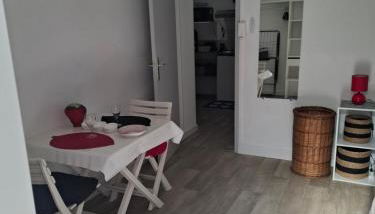 Charmant studio RDC avec terrasse, parking & cuisine équipée - Foto 3