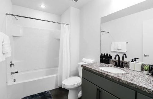 Centric 2BR In HEART of DTPHX Free Garage Parking - Foto 3