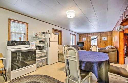 Remote Michigan Retreat on 10 Acres with Grill! - Foto 9