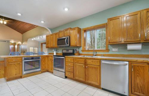 Peaceful Forested 5 Bdrm Near Lake sleeps up to 16 - Photo 9