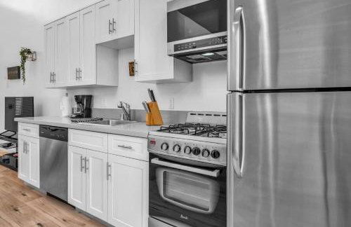 Modern Chic Loft In Hollywood-Koreatown With Parking - Photo 5