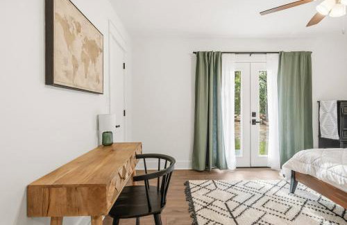 Boho Retreat with 2 Masters and Plenty of Space - Foto 35