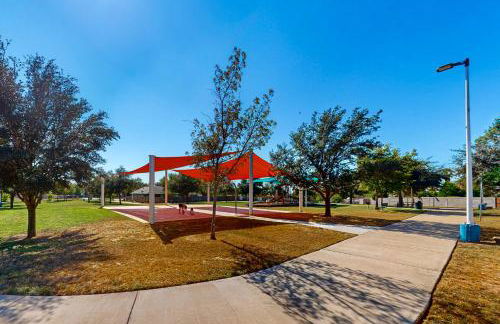 Walk to Park! Family-Friendly Laredo Home with Yard - Foto 5