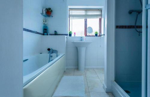 10 Guests - 5 Bedrooms - Free Parking - Lux House - Foto 9