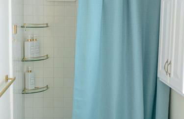 Beachfront Studio w Amazing Views - Photo 25