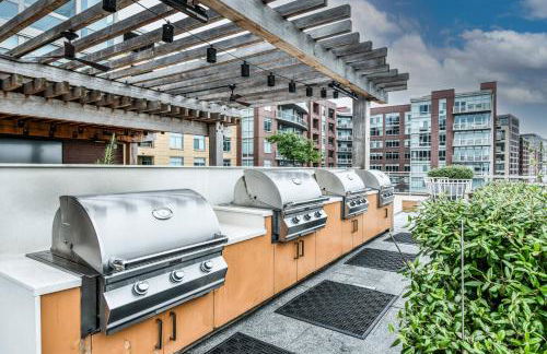 Posh 2BR Retreat Gym, Prkng and Scenic Rooftop - Photo 36