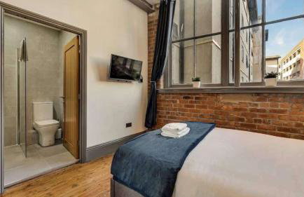 Central Warehouse Apt - Sleeps 8, Pet Friendly - Photo 11