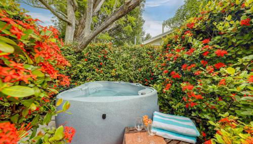 Yard and Hot Tub Historic Lake Worth Cottage! - Photo 2