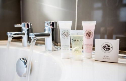 Halford House 3 Bed Town Centre Home from Home with Parking for 2 cars Prime Location Tamworth - Photo 28