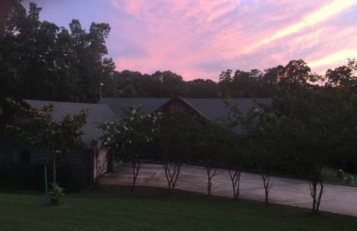 Oxford Chalet Getaway with Lake/Beach Access - Foto 8