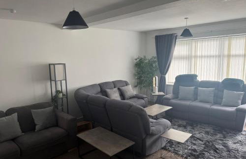 Comfortable 2-Bed Flat Balcony Near Airport - Photo 1