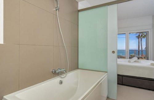 Sunny terrace with Jacuzzi by Costarentals- Ref 26 - Foto 13