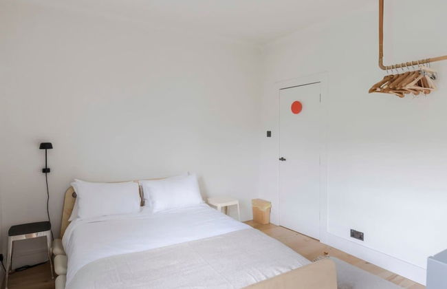 Stylish Georgian Townhouse w Sun Terrace Garden - Photo 18