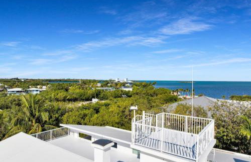 NEW LISTING! Reel Joy Waterfront Luxe with Pool and Private Dock home - Foto 75