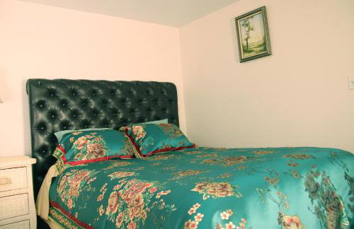 Spacious retreat with 5 bedrooms full kitchen, fenced sports court, free parking - Foto 43