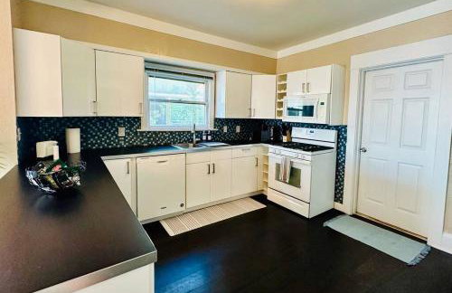 3-Bedroom, Prime Location, Private Backyard! - Foto 18