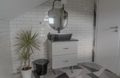 Deja View - Photo 33